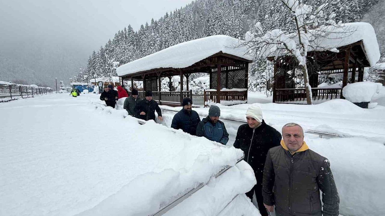 Uzungöl'de Kar 1 Metreyi Aştı — Kış Festivali Hazırlıkları Sürüyor