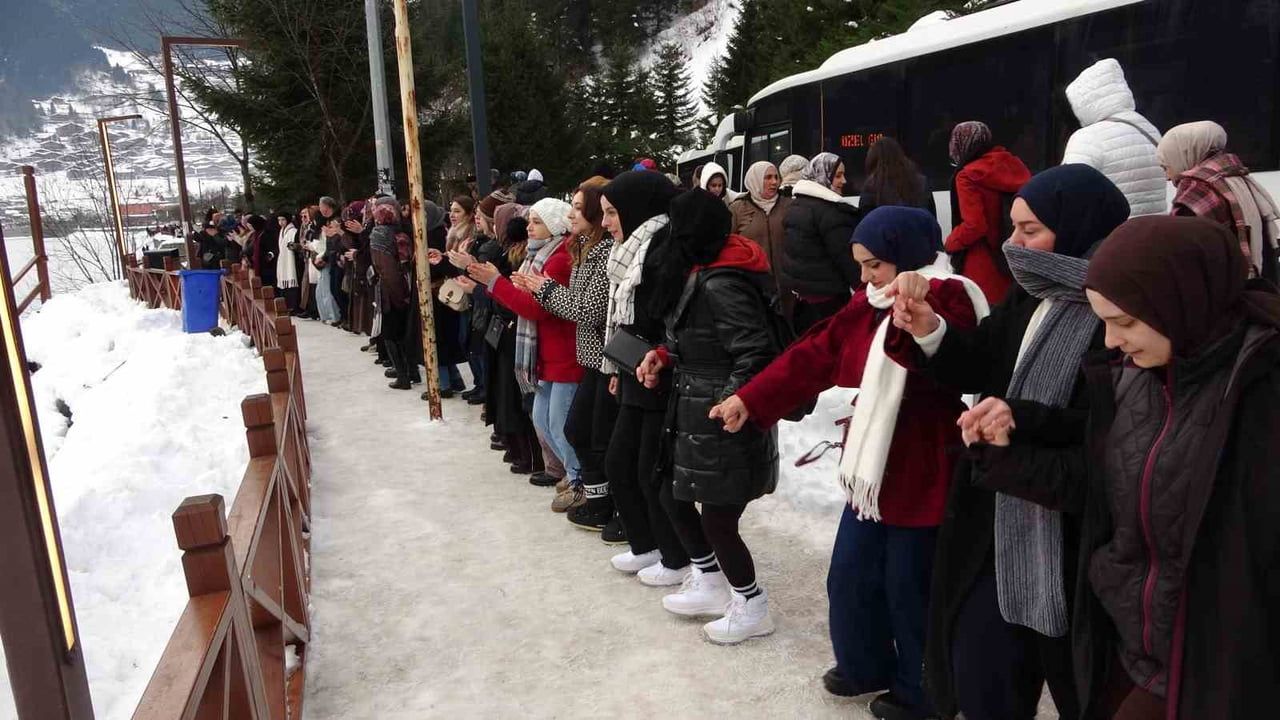 Uzungöl Kış Festivali'nde Binlerce Kişi Horon Halkası