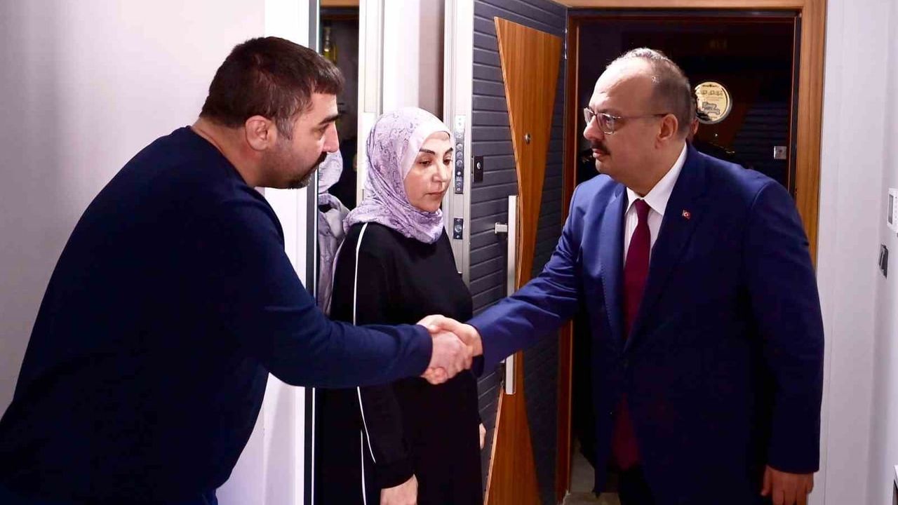 Vali Canbolat'tan Şehit Polis Yasin Koçyiğit'in Ailesine Taziye Ziyareti
