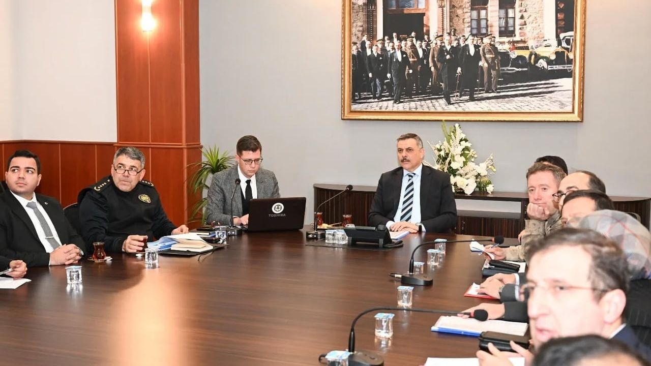 Vali Çiftçi Başkanlığında 'Palandöken' Zirvesi: İlçe Brifingi ve Hedefler