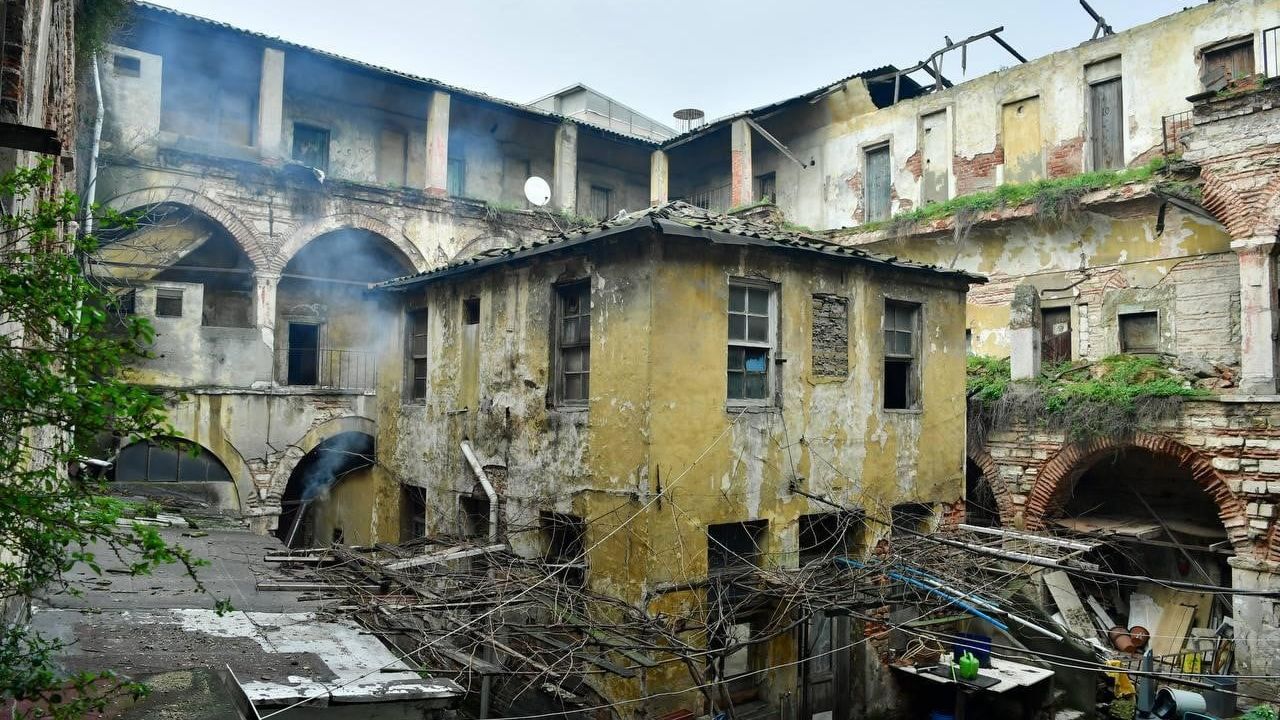 Vali Davut Gül Fatih’te Şekerci Han’ı İnceledi: Yadigâr Projesiyle Restorasyon