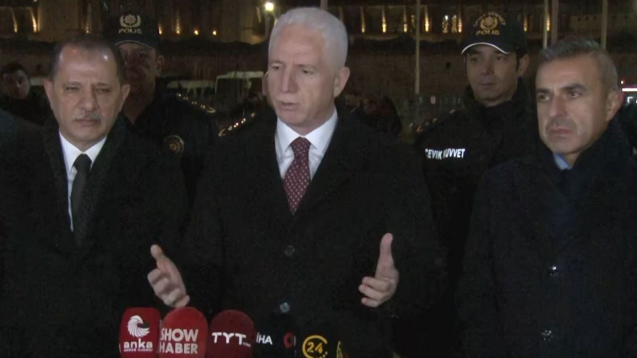 Vali Davut Gül ve Emniyet Müdürü Selami Yıldız Taksim’de Yeni Yıl Denetiminde