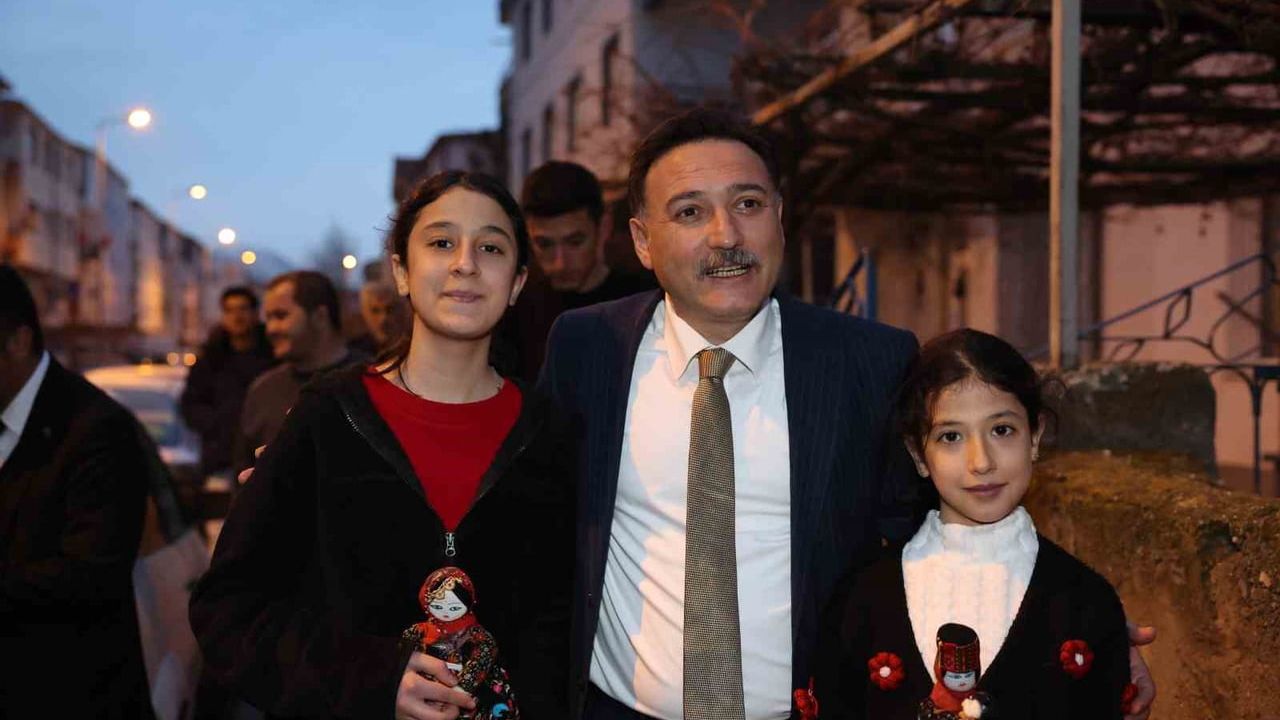 Vali Gökmen Çiçek, Yeni Mahalle'de Vatandaşın Çay Davetini Kabul Etti