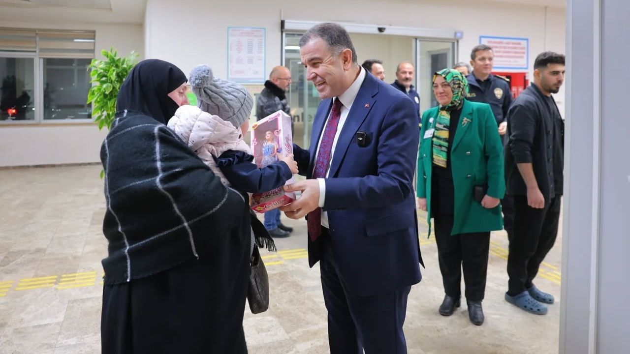 Vali Mustafa Eldivan'dan Sağlık Çalışanlarına Yeni Yıl Ziyareti