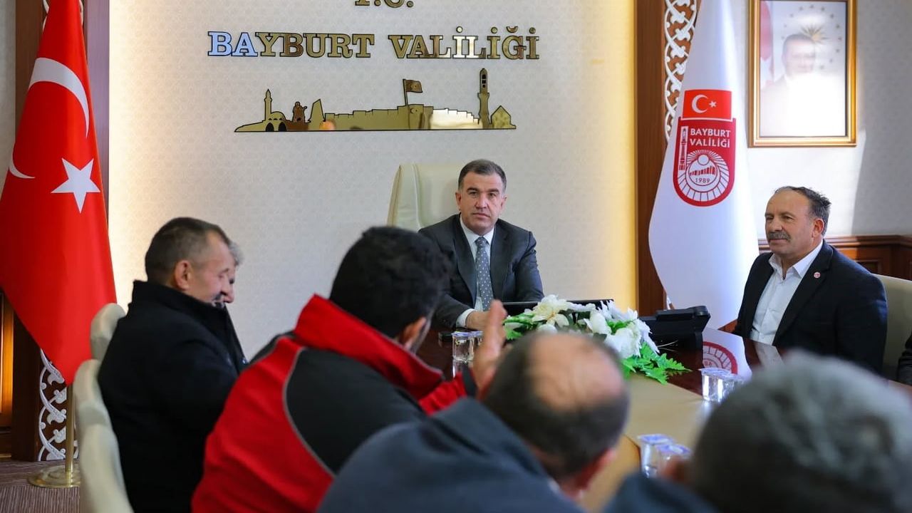 Vali Mustafa Eldivan Muhtarlarla Bayburt Köylerinin Önceliklerini Görüştü