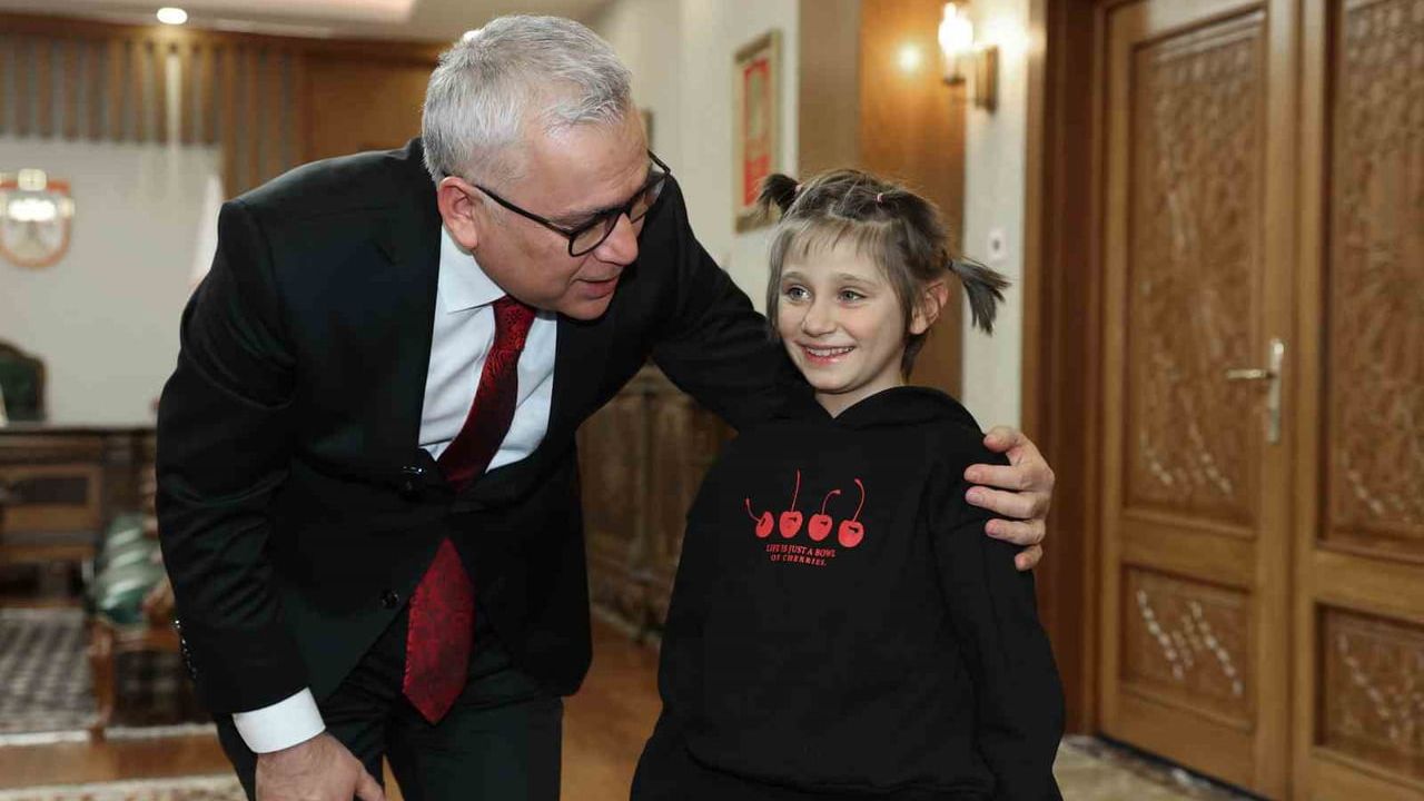 Vali Şimşek, Koyulhisar’da kardan 'Kız Kulesi' yapan amca ve yeğenleri ağırladı