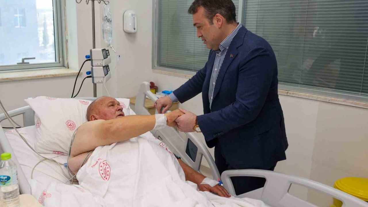 Vali Sözer'den Muhtar İlhami Çınar'a Geçmiş Olsun Ziyareti