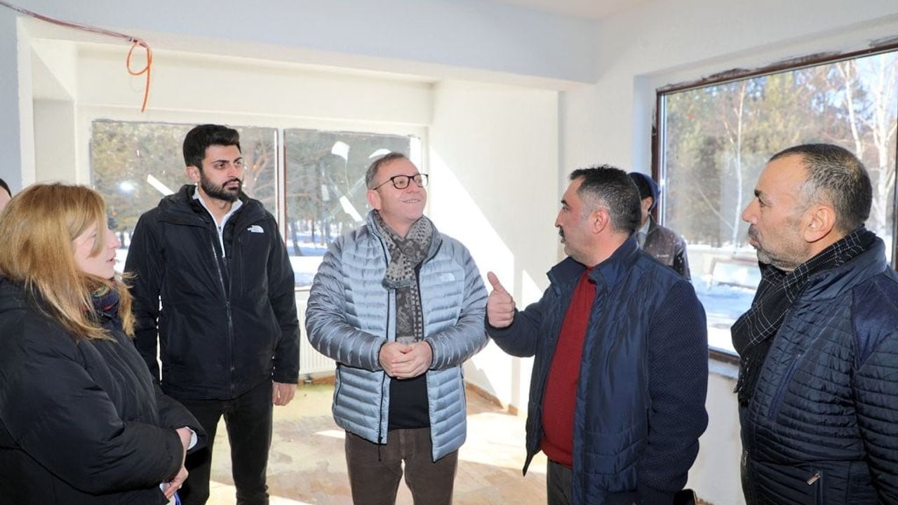 Vali Ziya Polat, Çıldır Gölü'ndeki Yeni Kütük Ev İnşaatını İnceledi