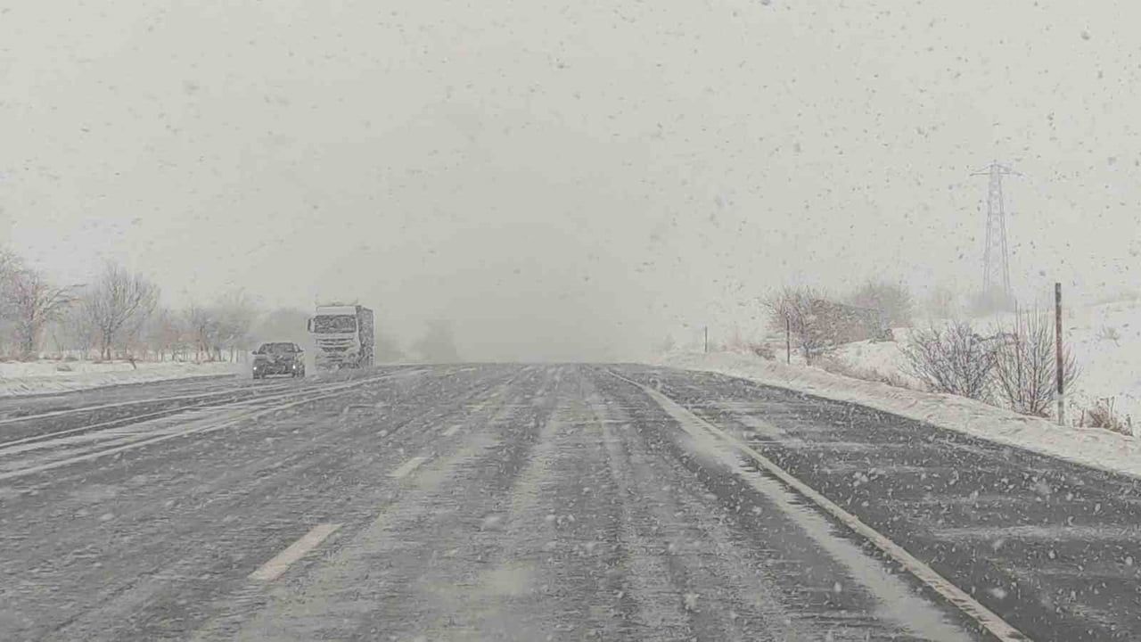 Van-Bitlis Karayolu'nda Kar Yağışı Trafiği Olumsuz Etkiliyor