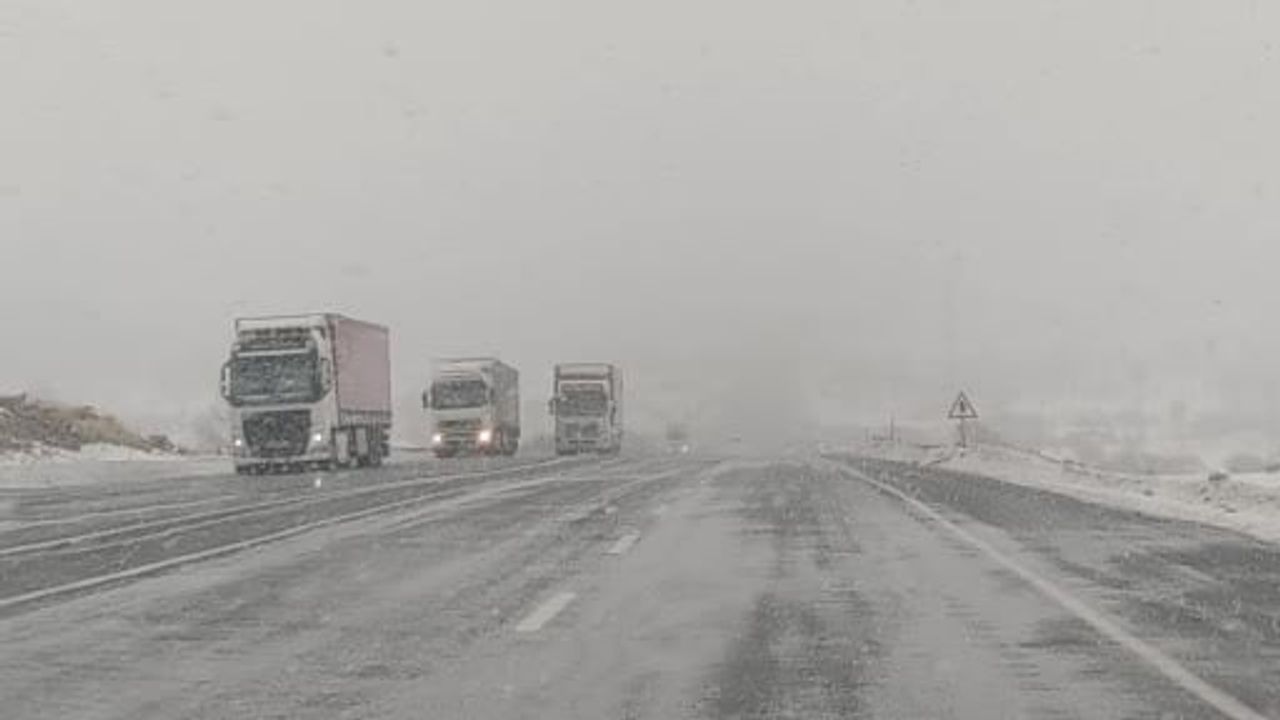 Van-Bitlis Karayolunda Yoğun Kar Trafiği Aksatıyor