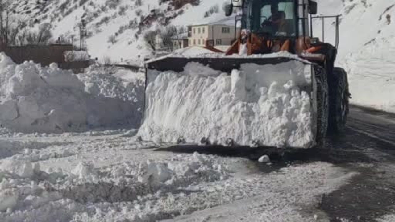 Van-Çatak Yolu Tek Şeritten Kontrollü Olarak Ulaşıma Açıldı