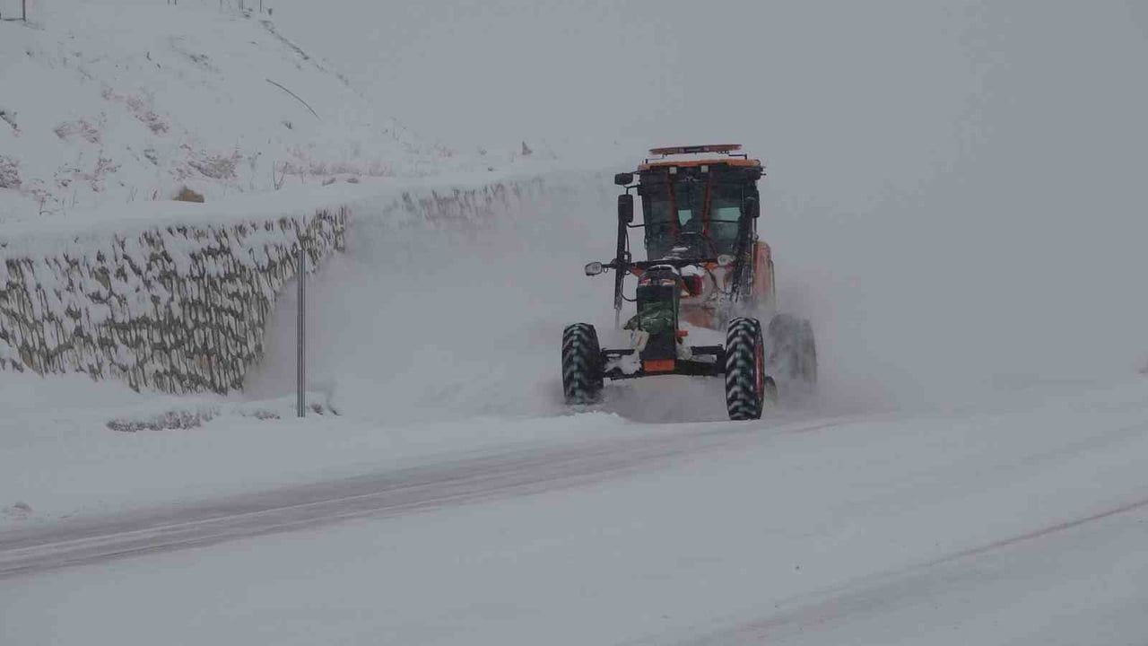 Van'da 287 Yoldan 89'u Açıldı: Çığ Uyarısı Yapıldı