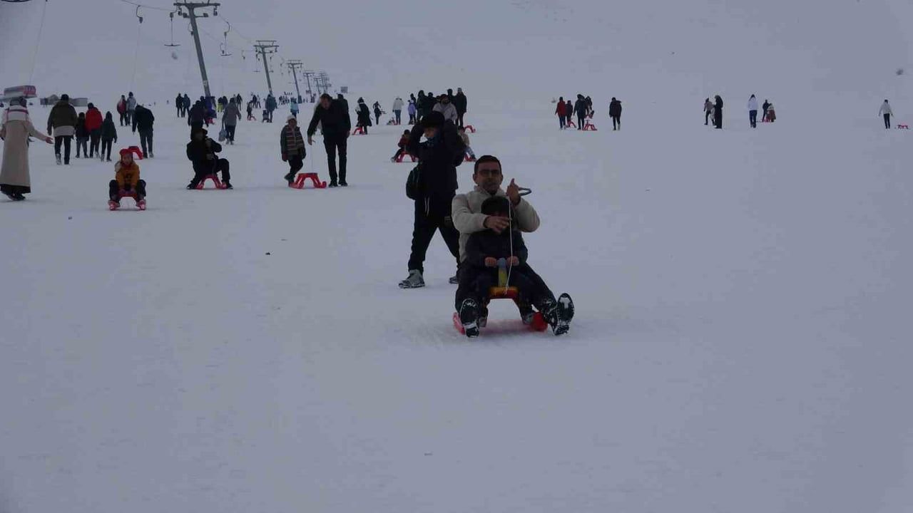 Van'da Abalı Kayak Merkezi'nde Yarıyıl Tatili Coşkusu