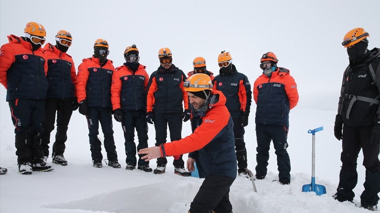 Van'da AFAD Çığda Arama Kurtarma Eğitimi Başladı