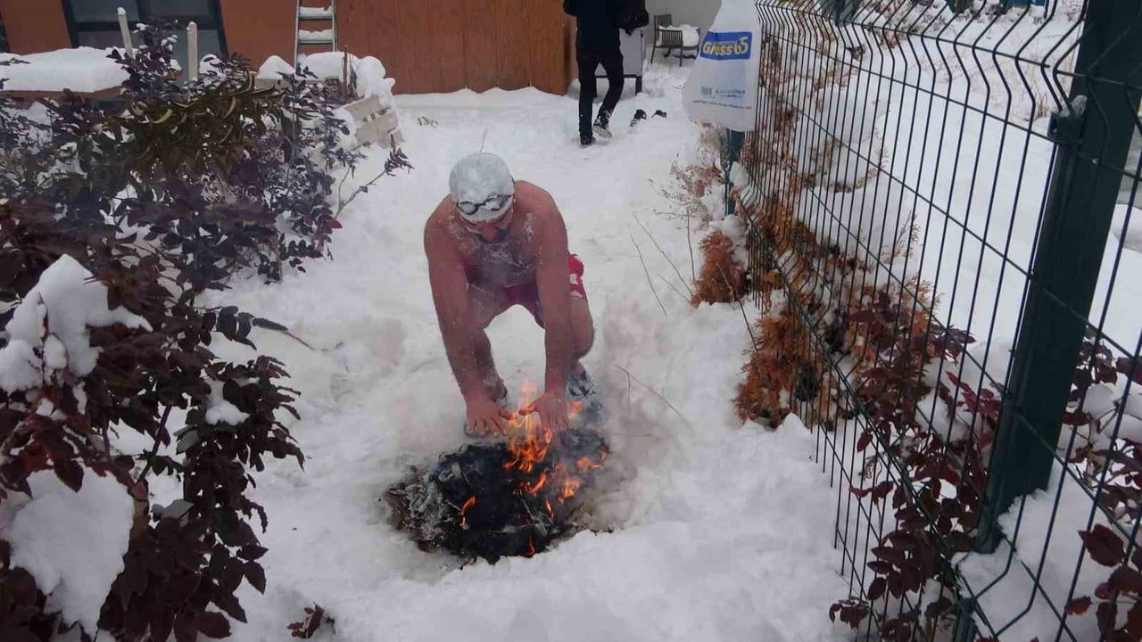 Van'da Eksi 8'de Kar Banyosu: Muhammed Turken Sağlık İçin Kulaç Attı