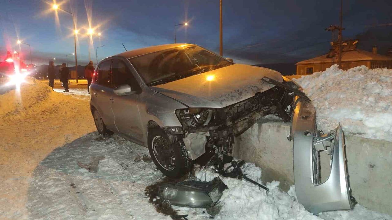 Van'da Gevaş'te Trafik Kazası: 3 Kişi Yaralandı