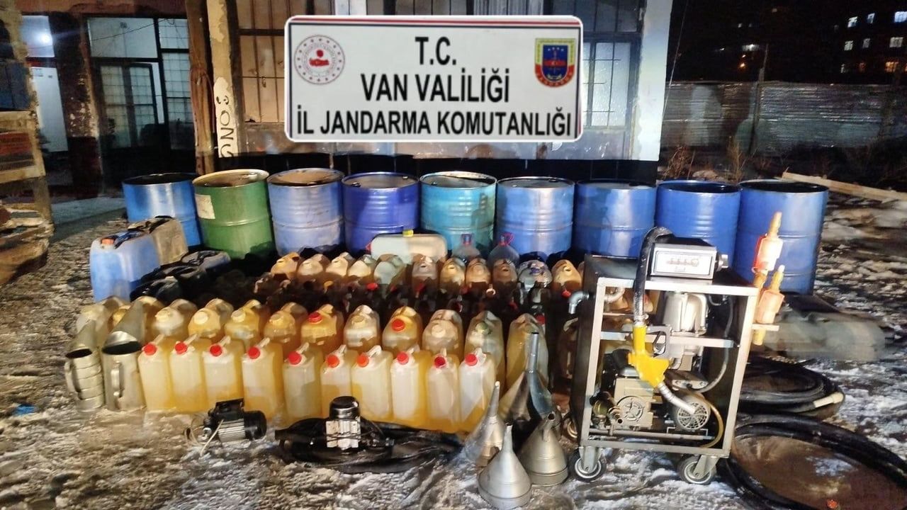 Van'da Kaçak Akaryakıt Operasyonu: 3 bin 500 Litre Motorin ve 96 Sentetik Hap Ele Geçirildi