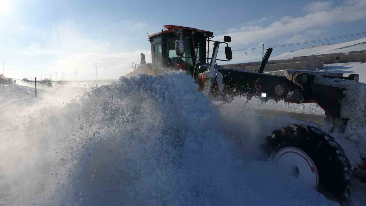 Van'da Kapanan 625 Yolun 408'i Açıldı