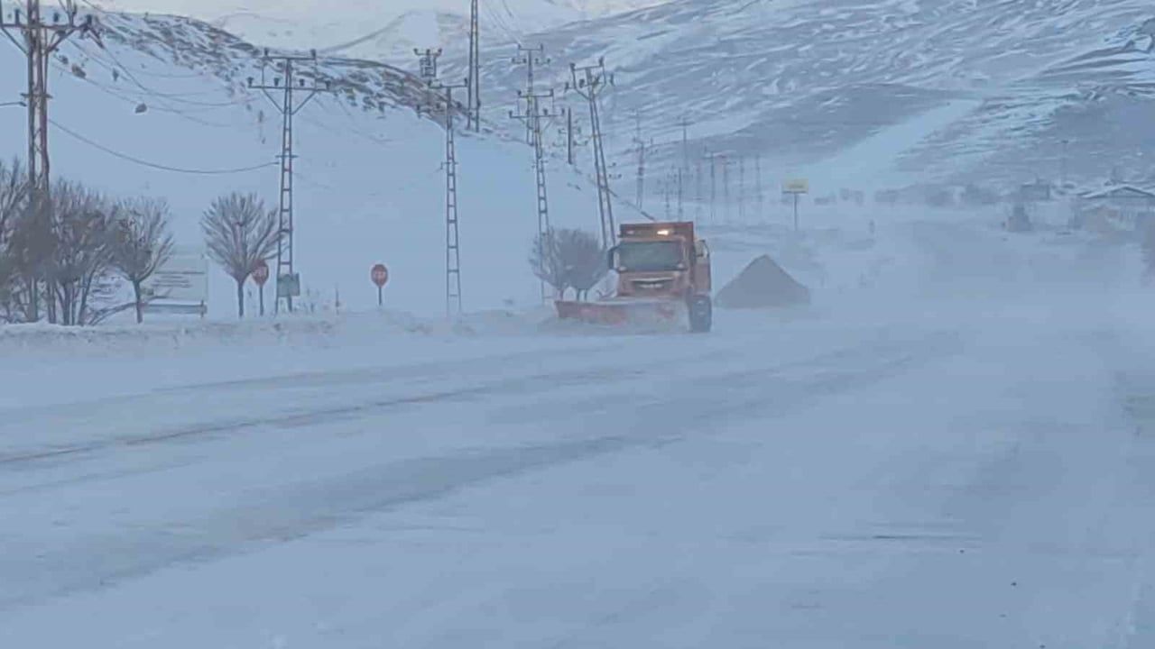Van'da Kar Alarmı: 594 Yerleşim Yolu Kapandı, Okullar Tatil