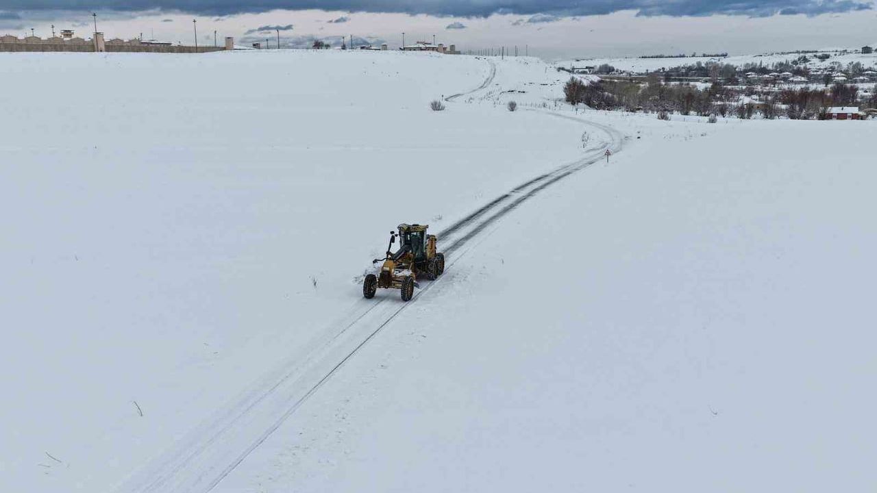 Van'da Kar Felaketi: 283 Yerleşim Yerinin Yolu Kapandı