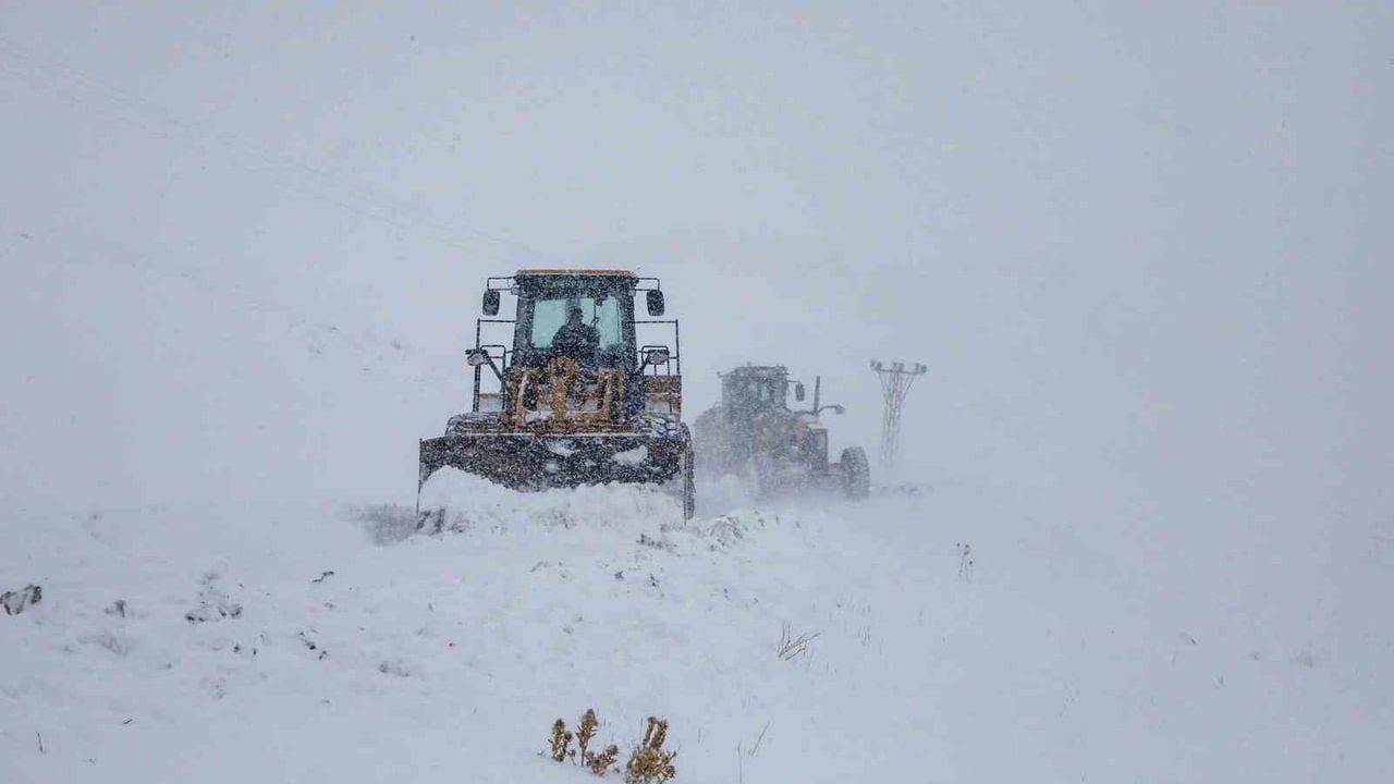 Van'da Kar Felaketi: 671 Yerleşim Yerinin Yolu Kapandı