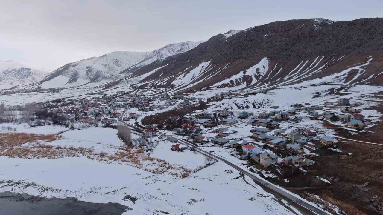 Van'da Kar Görsel Şölene Dönüştü: Yerleşimler Beyaza Büründü