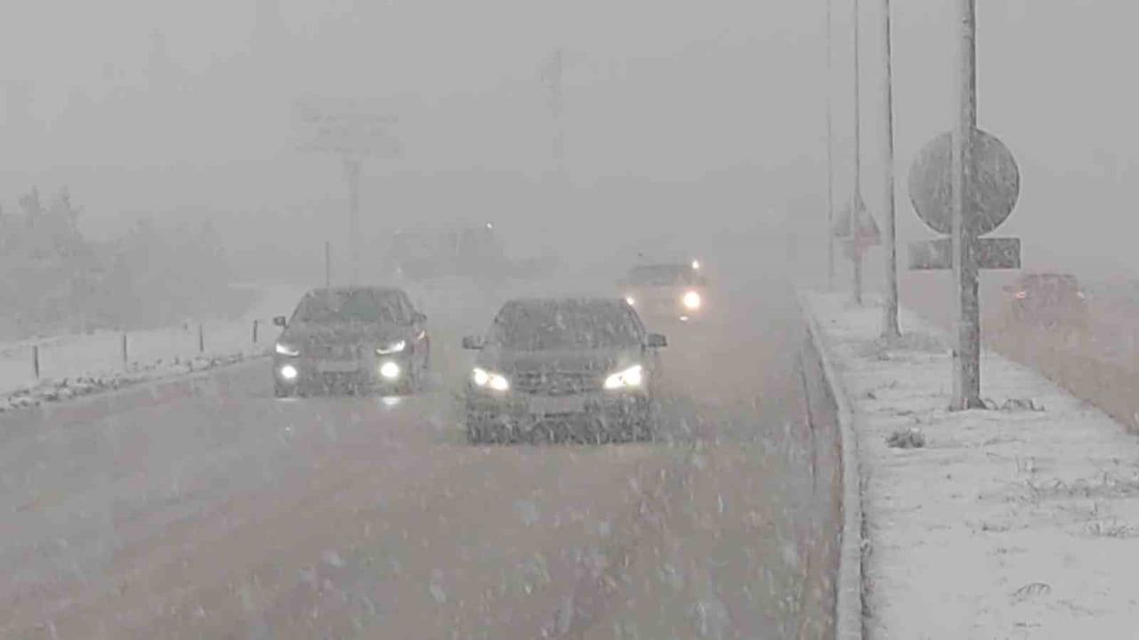 Van'da Kar Trafiği Vurdu: Van-Erciş Yolunda Maddi Hasarlı Kazalar