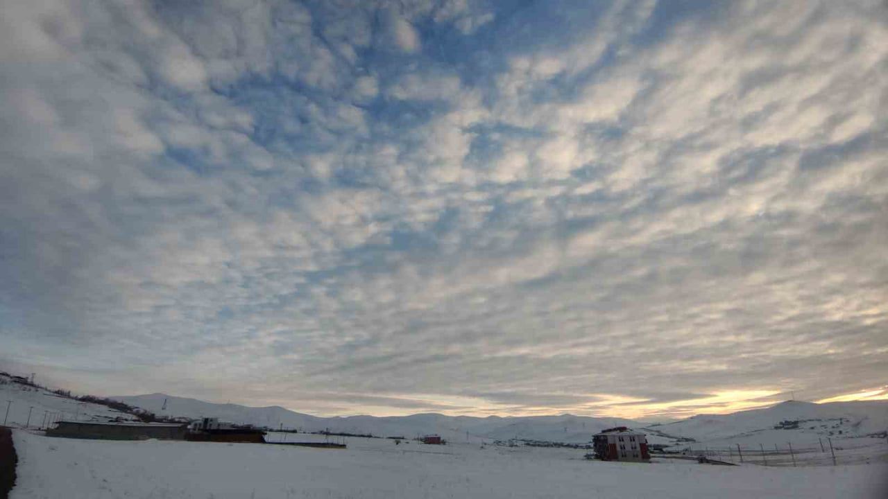 Van'da Kümülüs Bulutları Gökyüzünde Görsel Şölen