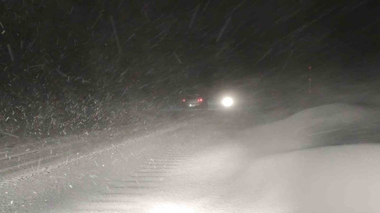 Van'da Kurubaş Geçidi'nde Kar ve Tipi Ulaşımı Zorluyor