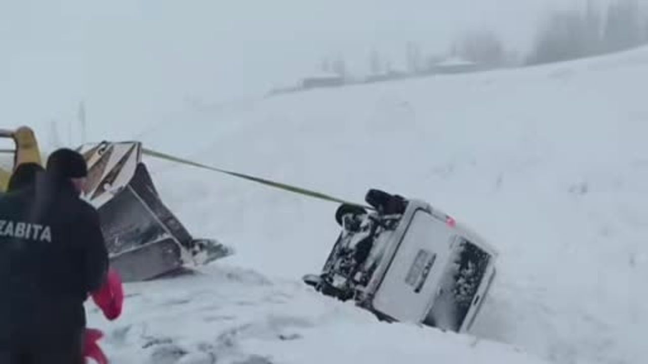 Van'da Minibüs Kar Birikintisine Saplandı — Başkale Yüceler'de Kaza