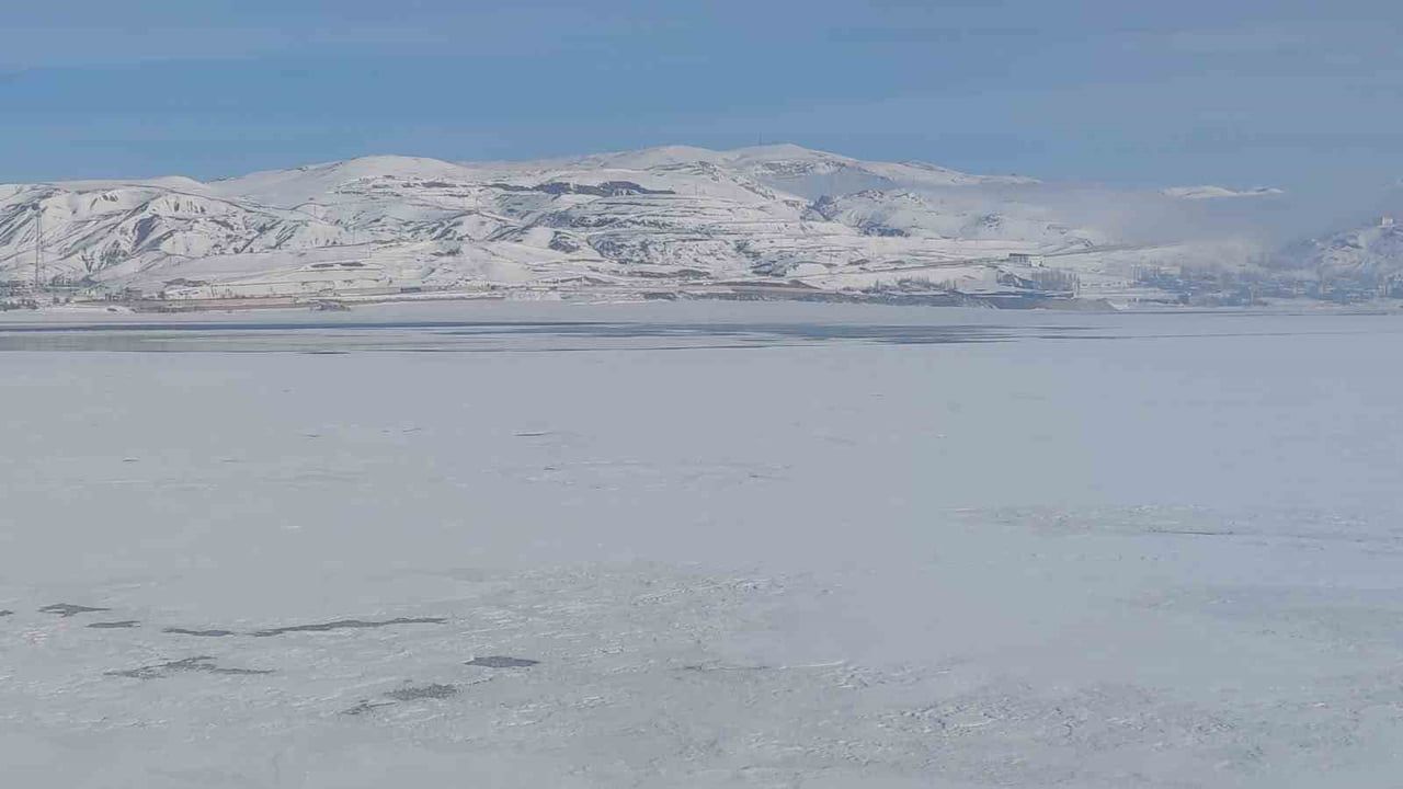 Van'da Sıhke Göleti Dondu: Sibirya Soğukları Hayatı Durdurdu