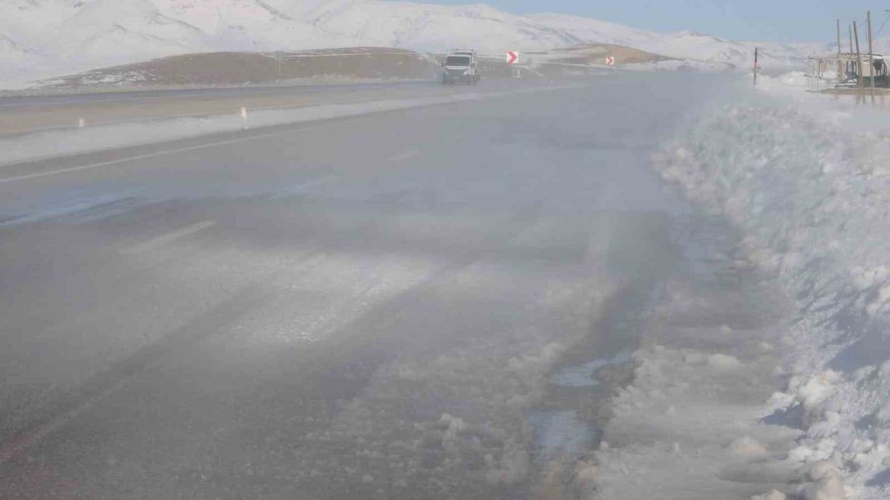 Van'da Tipi: Yüksek Kesimlerde Görüş 50 Metreye Düştü