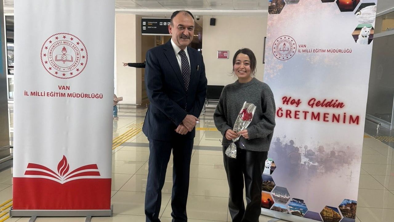 Van'da Yeni Atanan Öğretmenler Güllerle Karşılandı