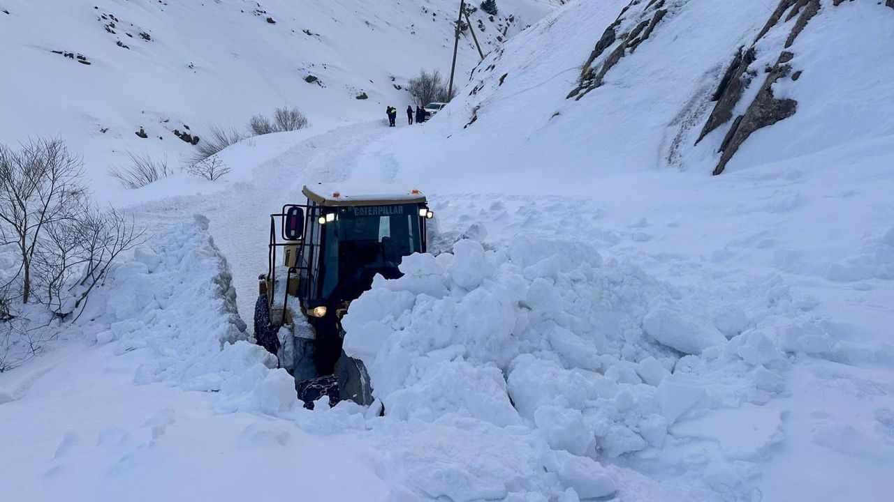 Van'da Zorlu Hasta Kurtarma: Başkale Sualtı Mahallesi'nde 2 Kişi Hastaneye Ulaştırıldı