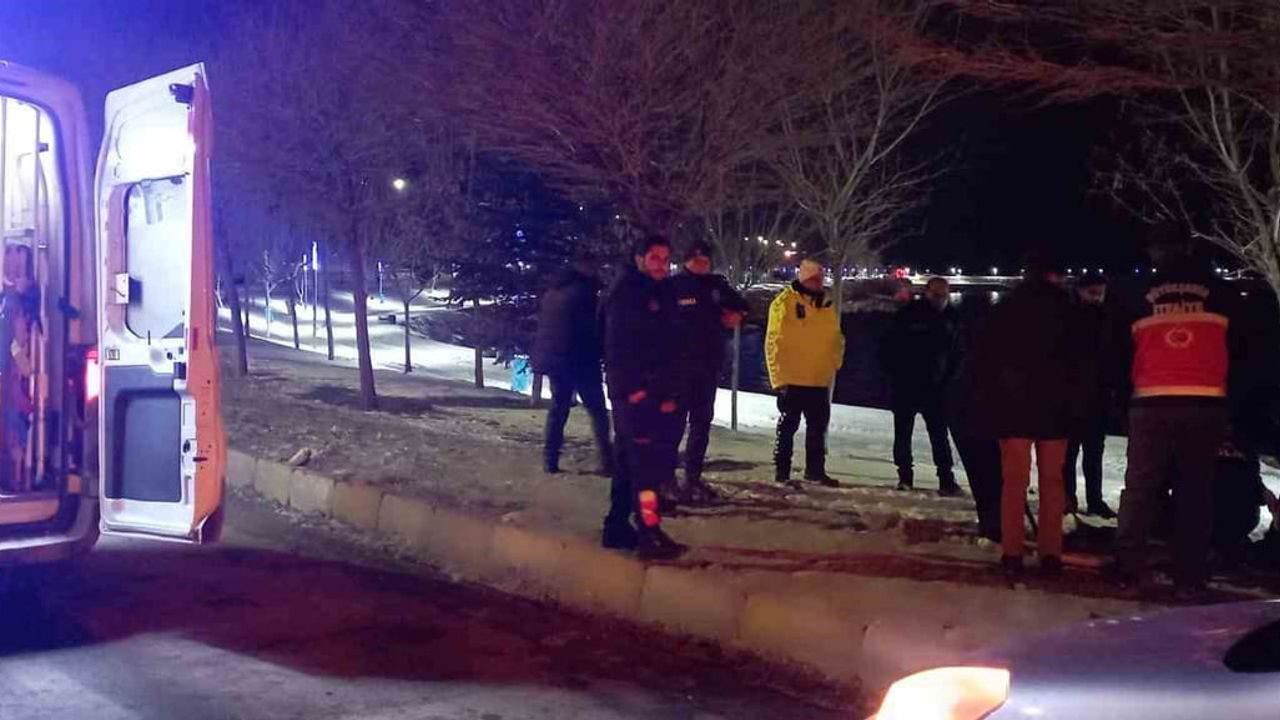 Van Edremit'te Kamyonet Devrildi: 1 Yaralı