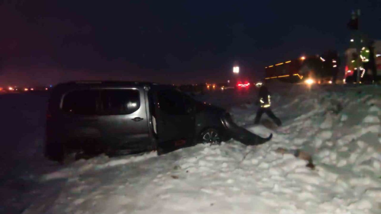 Van Edremit'te Kamyonet Şarampole Uçtu: 1 Yaralı