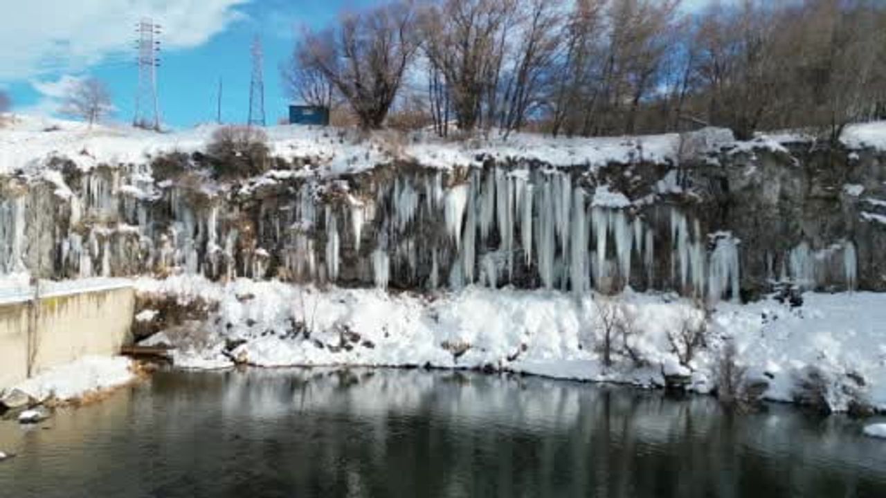 Van Erciş Koçköprü Kanyonu'nda Metrelerce Buz Sarkıtları
