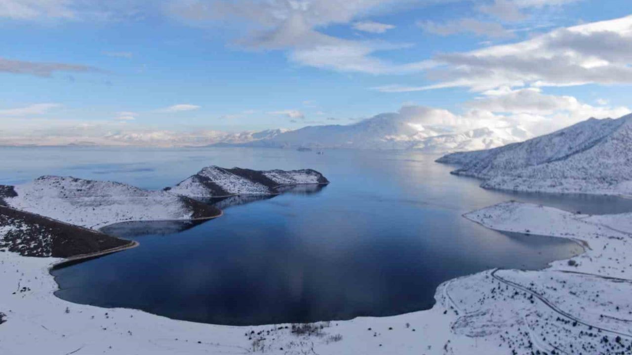 Van Gölü'nde Karla Buluşma: Masmavi Sular Beyaza Büründü