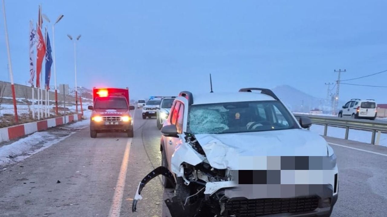 Van Gürpınar'da Trafik Kazası: Motosiklet Sürücüsü Ağır Yaralandı