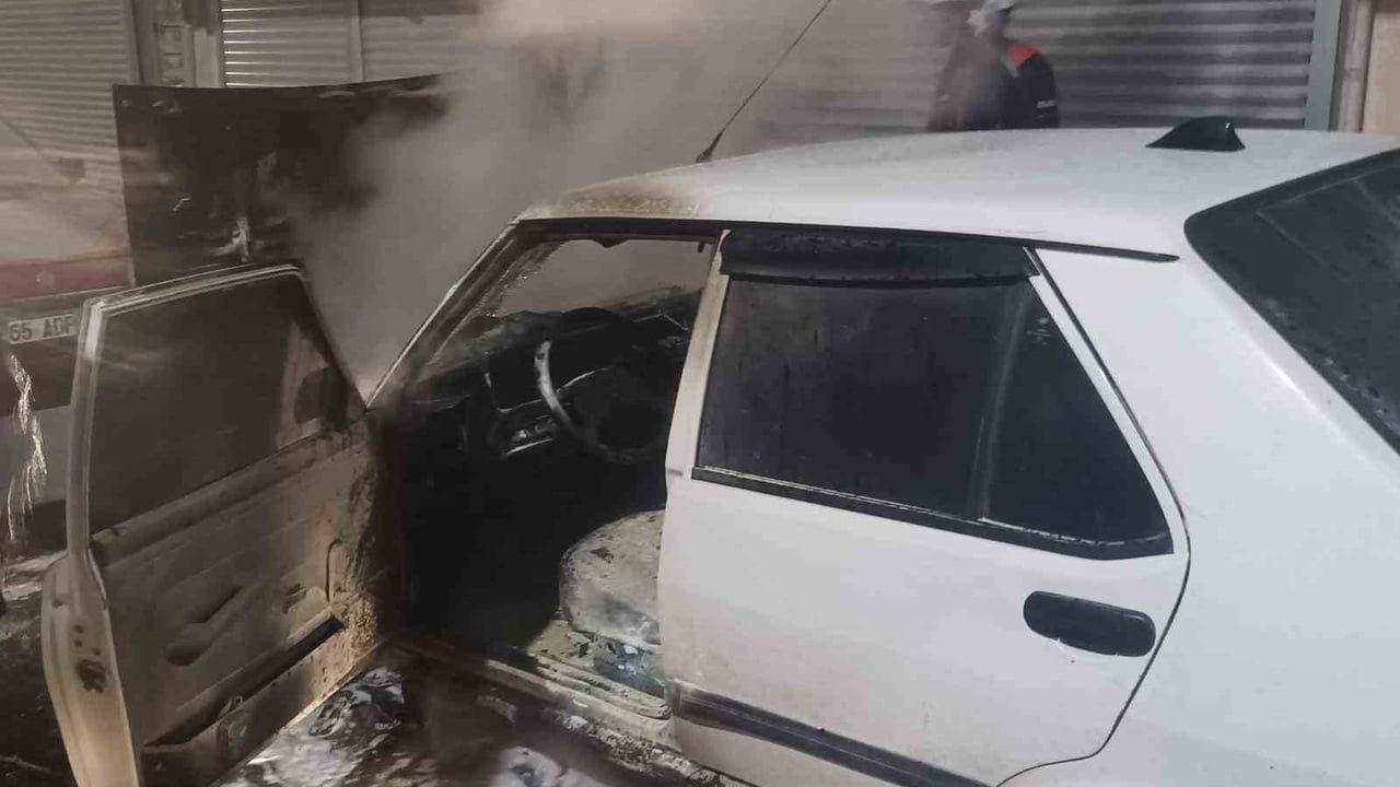 Van İpekyolu'da Park Halindeki Şahin Marka Otomobil Yandı