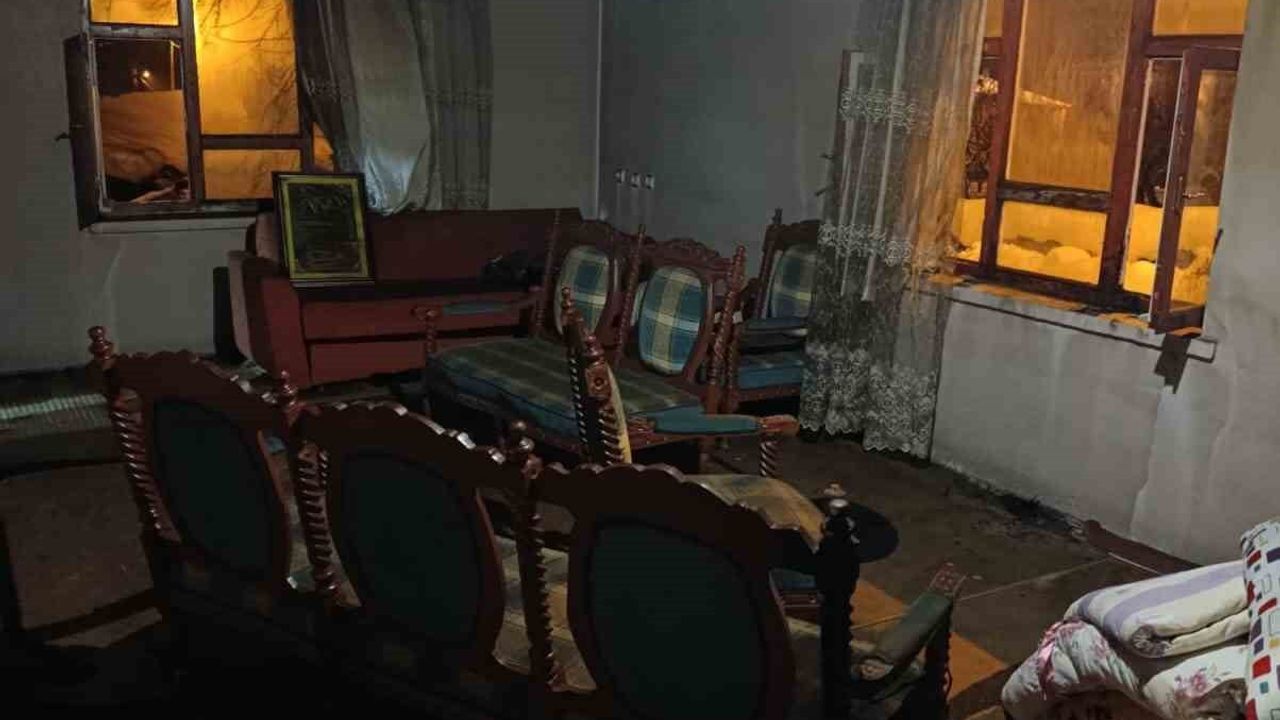 Van Muradiye'de Ev Yangını: Ünseli Mahallesi'nde Büyük Hasar