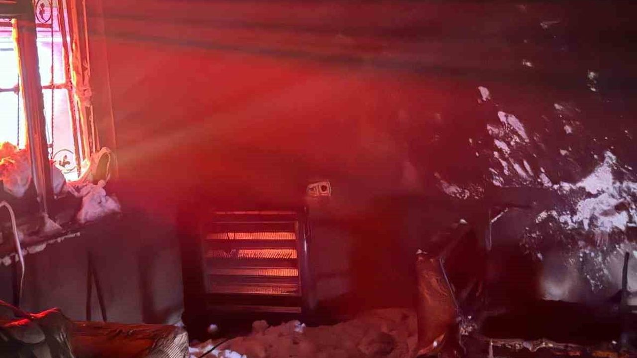 Van Tuşba'da Ev Yangını: Dibekdüzü'nde Bir Ev Kullanılamaz Hale Geldi