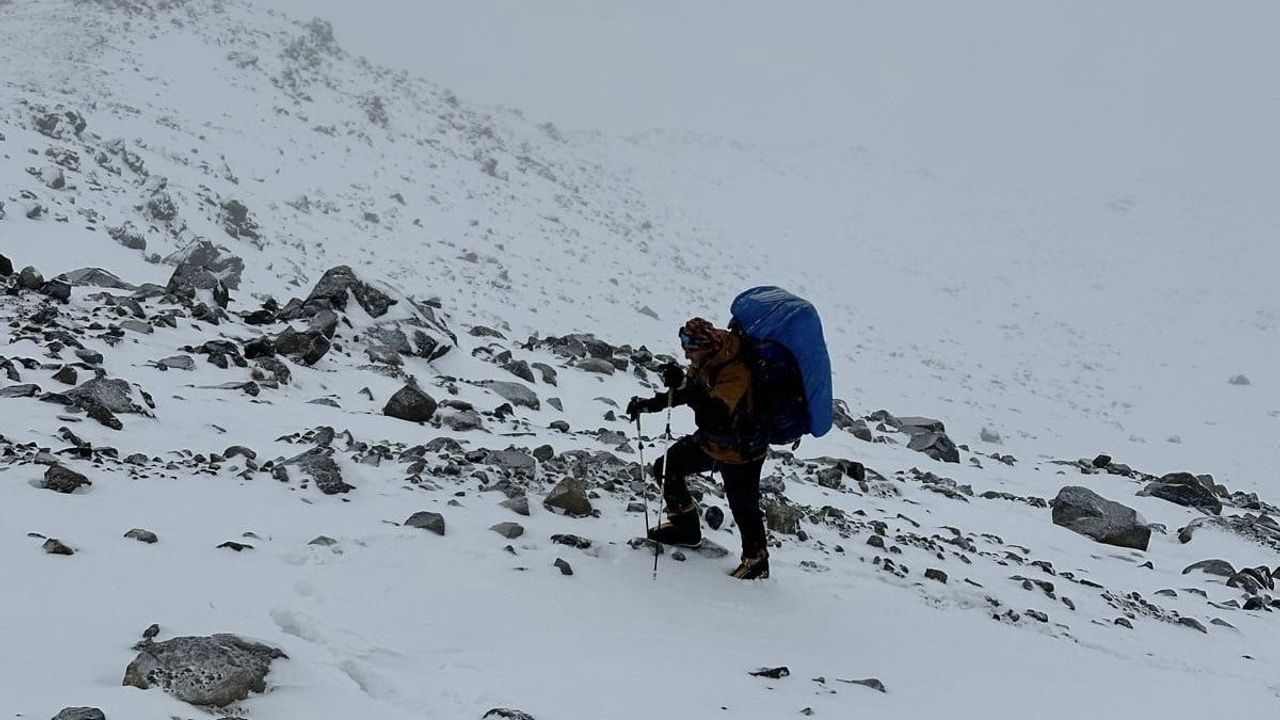 Vanlı Dağcıların Ağrı Dağı Kış Tırmanışı: Zirveye Yakın Güvenlik İnişi