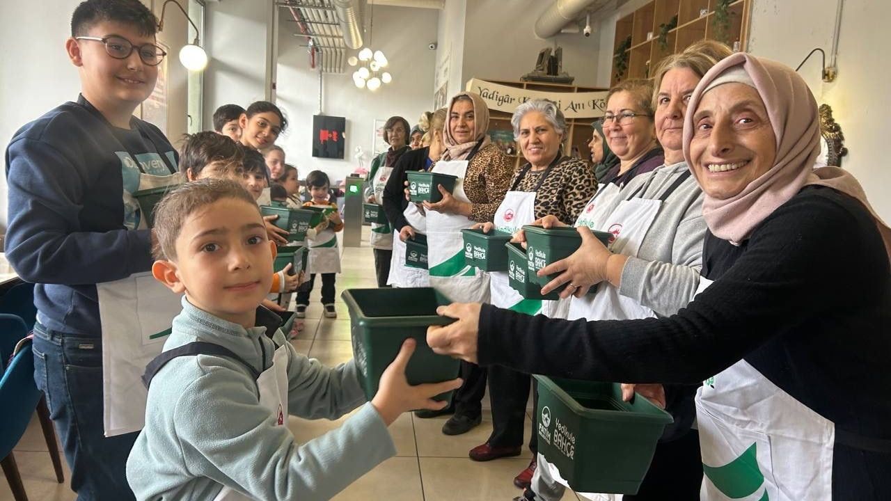 Yadigar Kahvesi'nde Kuşaklararası Buluşma: 'Torunumla Tohum Ekiyorum'