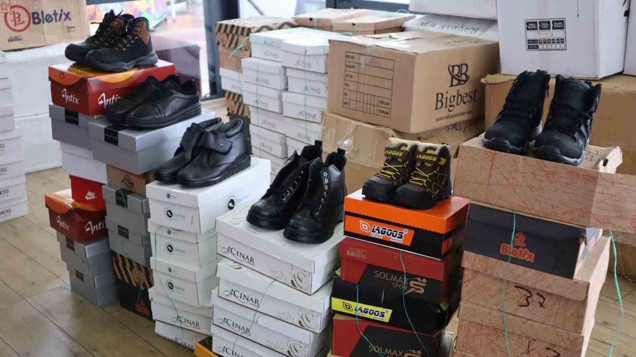 Yalova'da Ali Altınbaş'tan 400 çocuğa ayakkabı yardımı