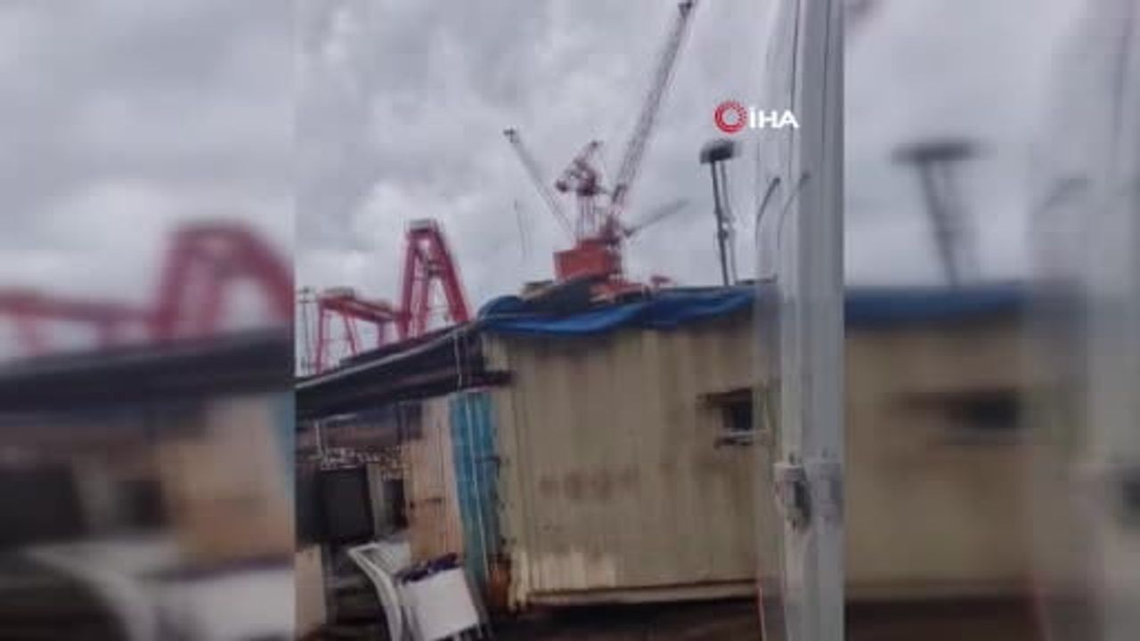 Yalova'da Fırtına Hayatı Felç Etti: Çatılar, Ağaçlar ve Vinçler Devriildi