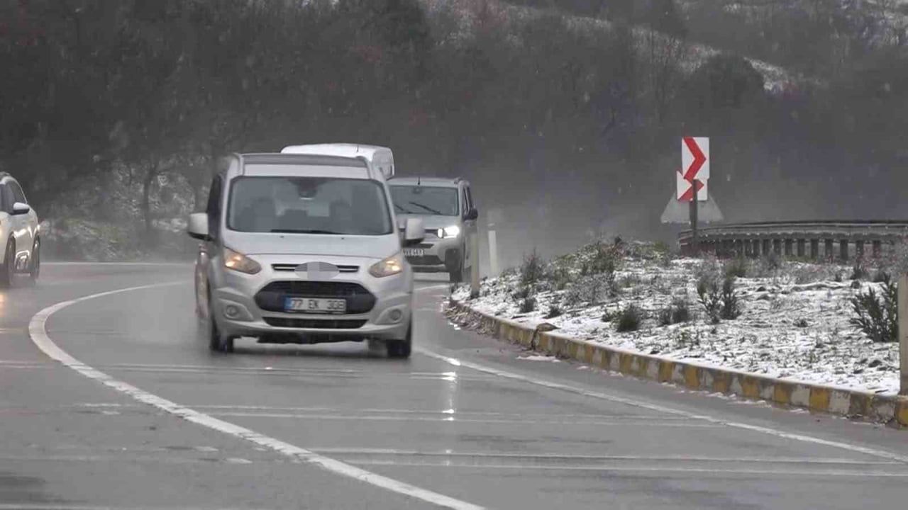 Yalova'da Kar Yağışı Sürüyor: Yalova-Bursa Yolu ve Köylerde Kar Küreme