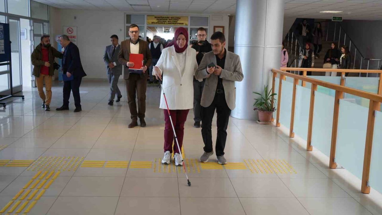 Yapay Zekâ Asistanıyla Görme Engelli Öğrenci 4 Yılda İlk Kez Tek Başına Kantine Gitti