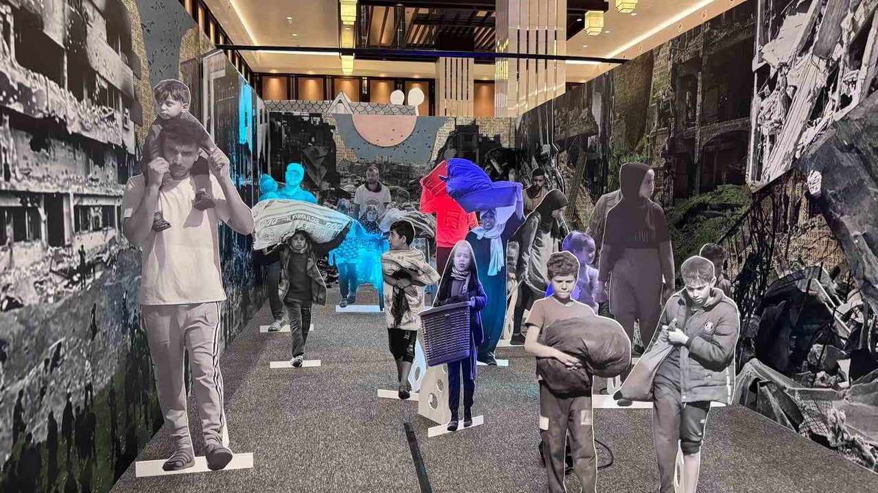 Yapay Zeka ile Canlandırılan Aile Hikayeleri 'Bütün Mutlu Aileler Birbirine Benzer' Sergisinde