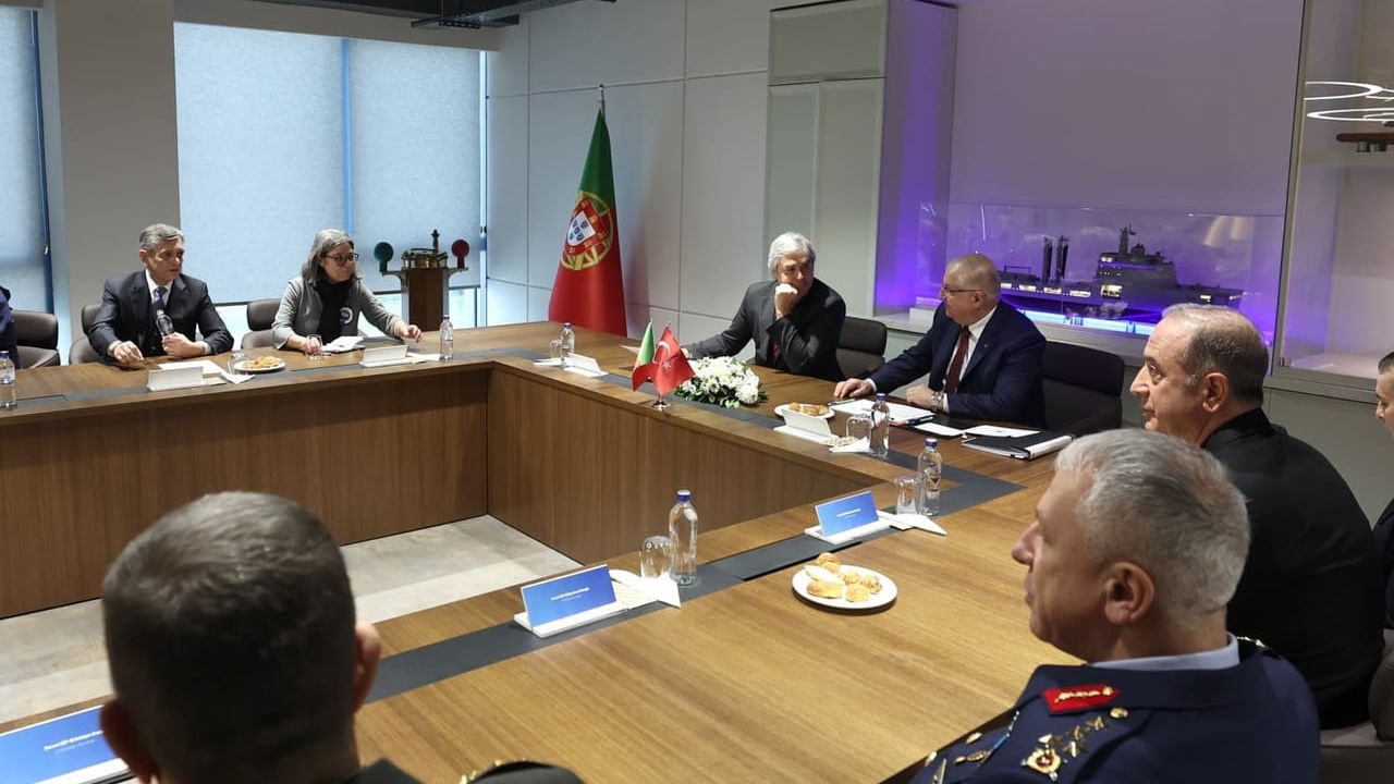 Yaşar Güler ve Nuno Melo, denizde ikmal gemisi kızağı sonrası toplantı